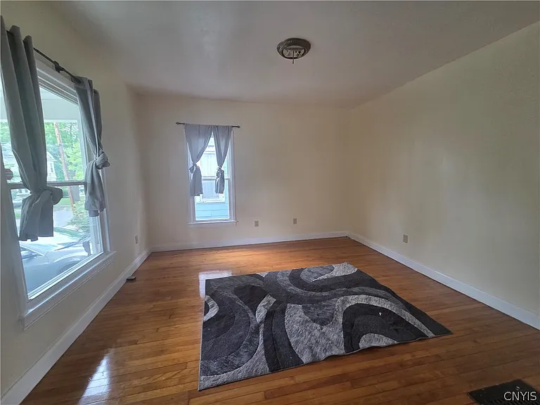 517 Garfield Ave — Photo 3
