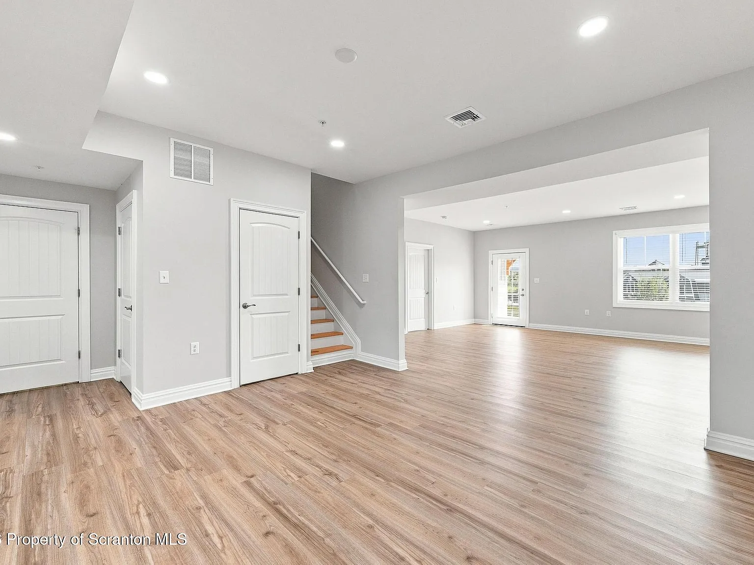 3 bed, 2.5 bath, 2300 sqft, $3,800 — Photo 4