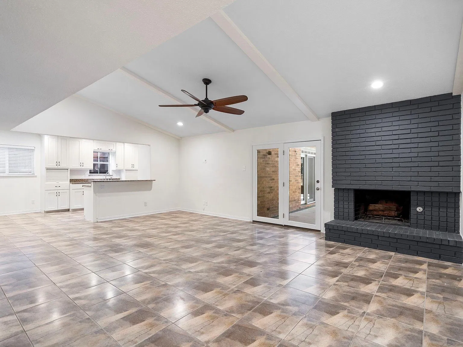 4 bed, 2493 sqft, $5,500 — Photo 2