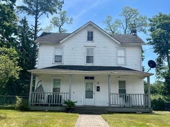 366 Lake Ave, Oakhurst, NJ 07755