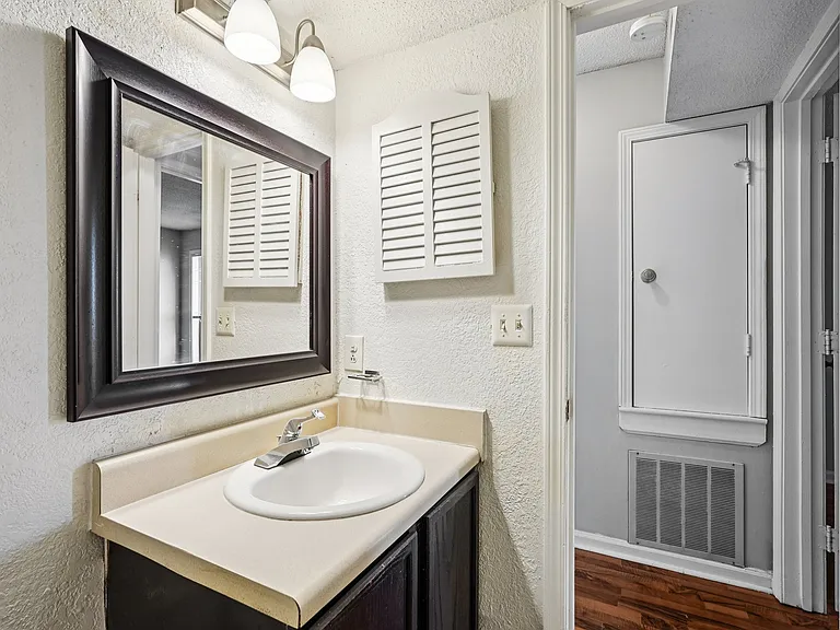 Sharonridge Apartments — Photo 17