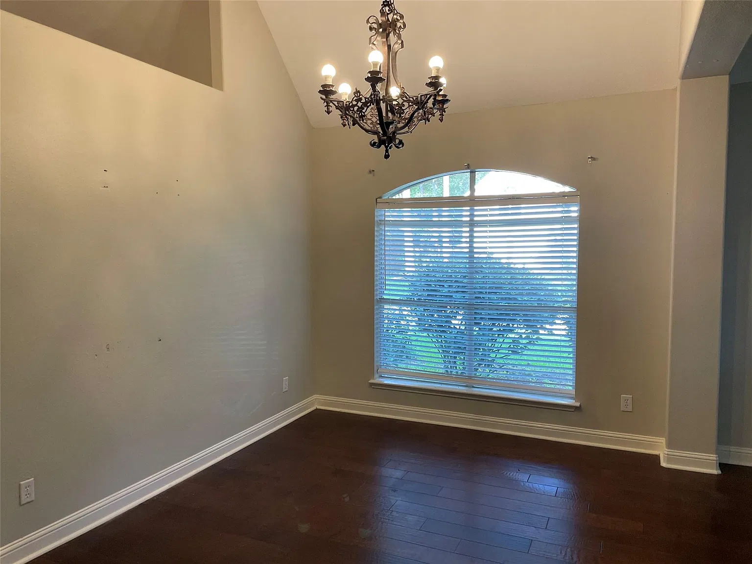 4 bed, 2.5 bath, 2895 sqft, $3,900 — Photo 4