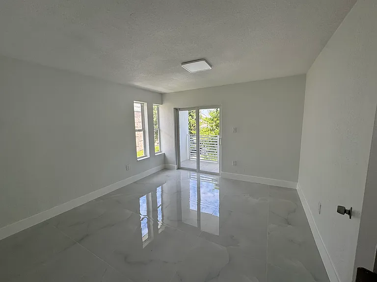 3315 NW 13th Ter — Photo 17