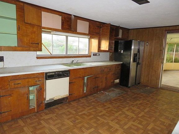 2nd image of 2939 Taft Ave