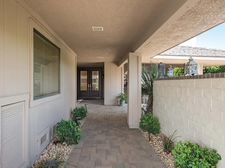 101 Columbia Dr — Photo 2