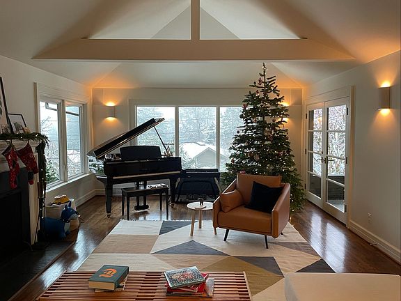 Vaulted living room (west facing)