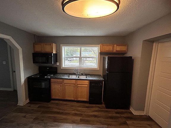 3rd image of 130 Everglades Blvd