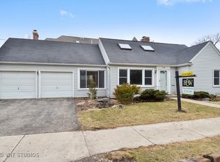 144 Lagoon Dr, Northfield, IL 60093