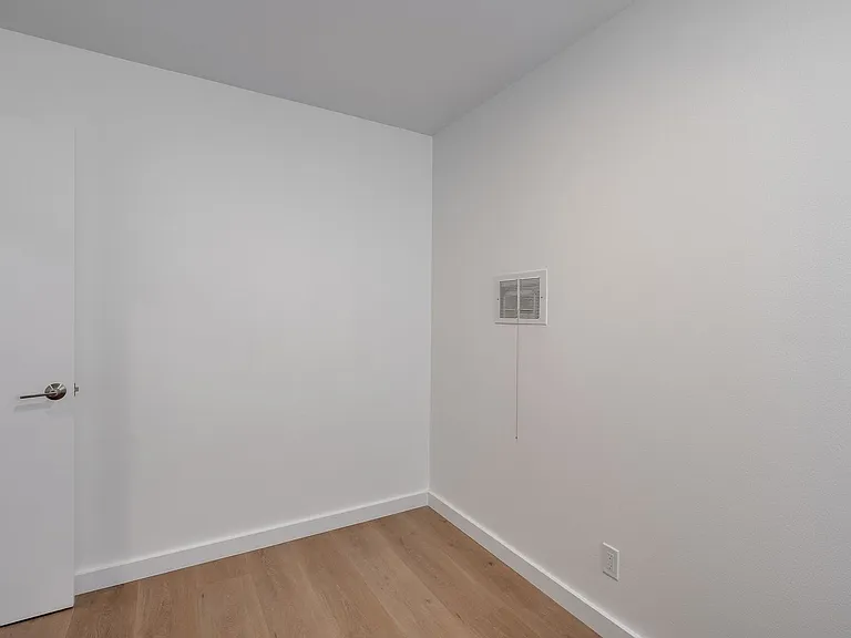 420 7th Avenue — Photo 16
