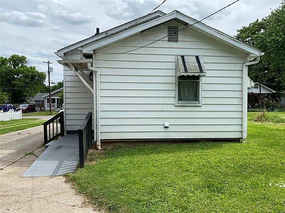 3rd image of 2821 Pershing Blvd