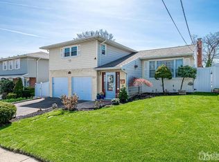 795 Chalet Dr, Woodbridge, NJ