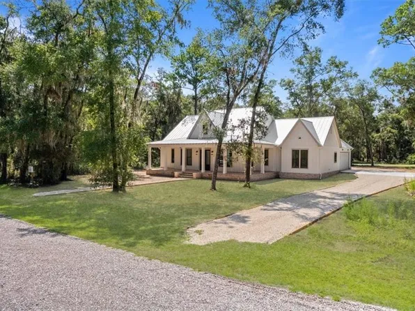1127 Lighthouse Ln, Darien, GA 31305