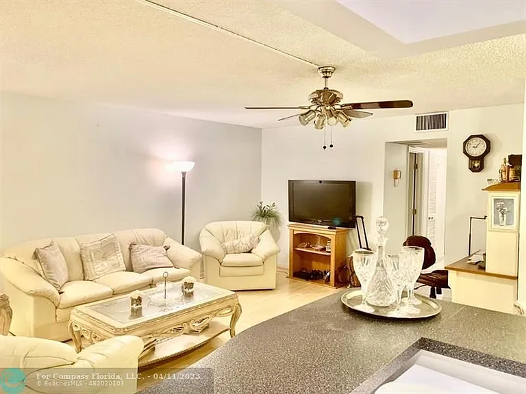 802 SE 7th St #403 — Photo 11