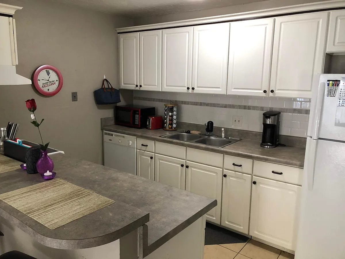 Kitchen - 1015 SW 9th St #H1