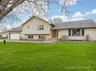 6219 Coachlight Rd, Crystal Lake, IL 60012