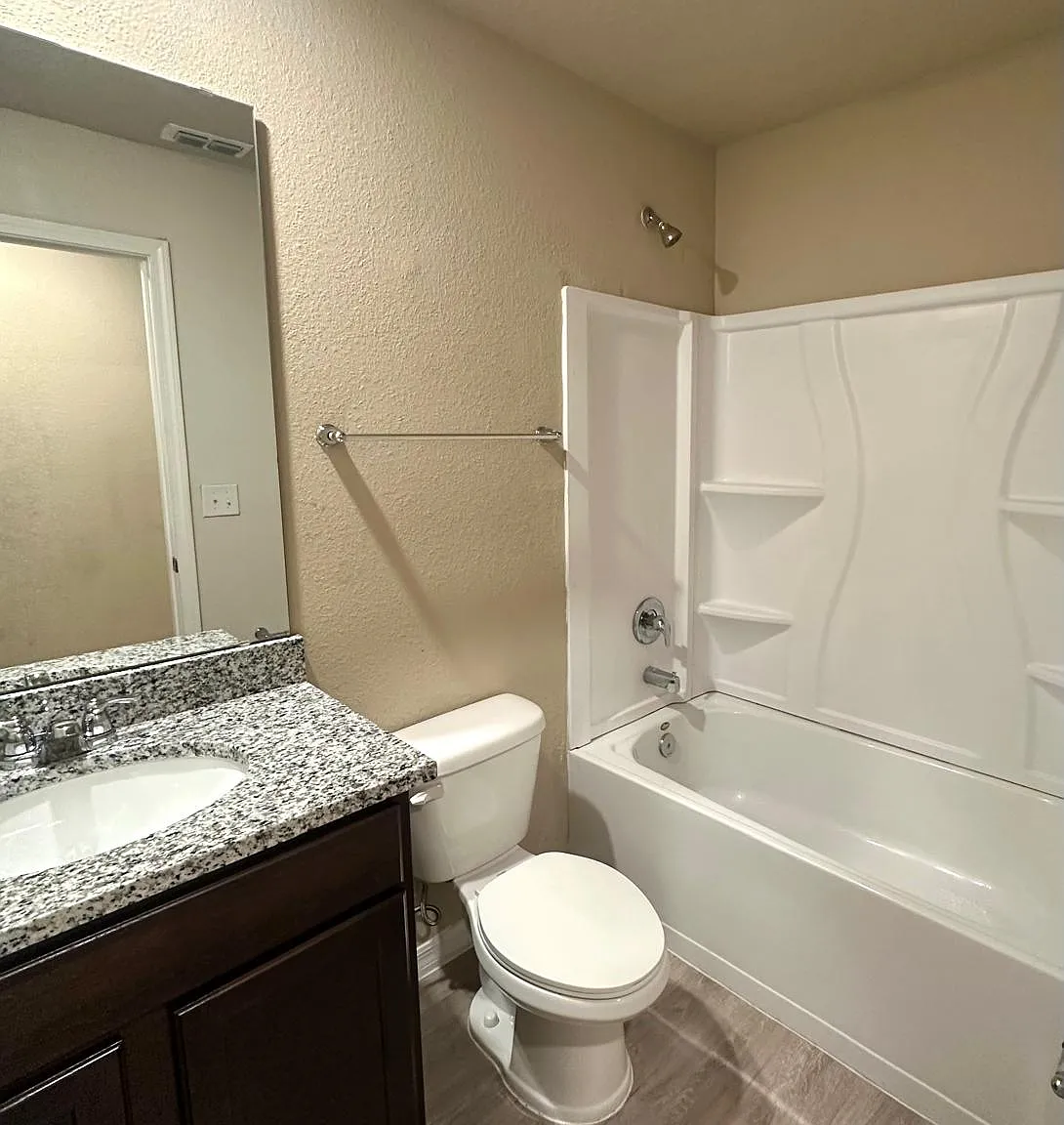 2 bed, 1005 sqft, $1,350 — Photo 4