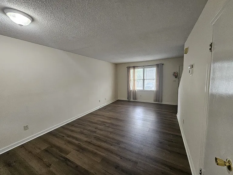 102 Cedar Ct #B — Photo 9