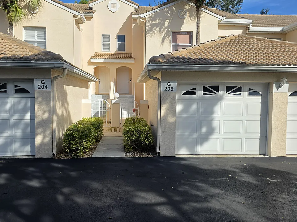 966 Woodshire Ln