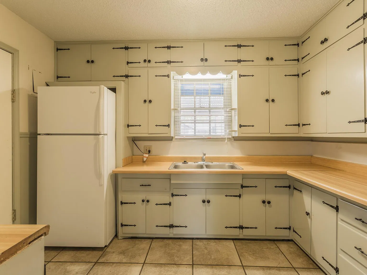 3 bed, 927 sqft, $1,200 — Photo 4