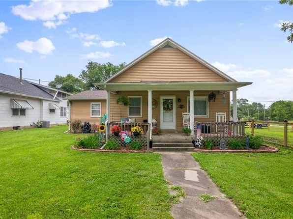 302 W 4th St, Waverly, KS 66871