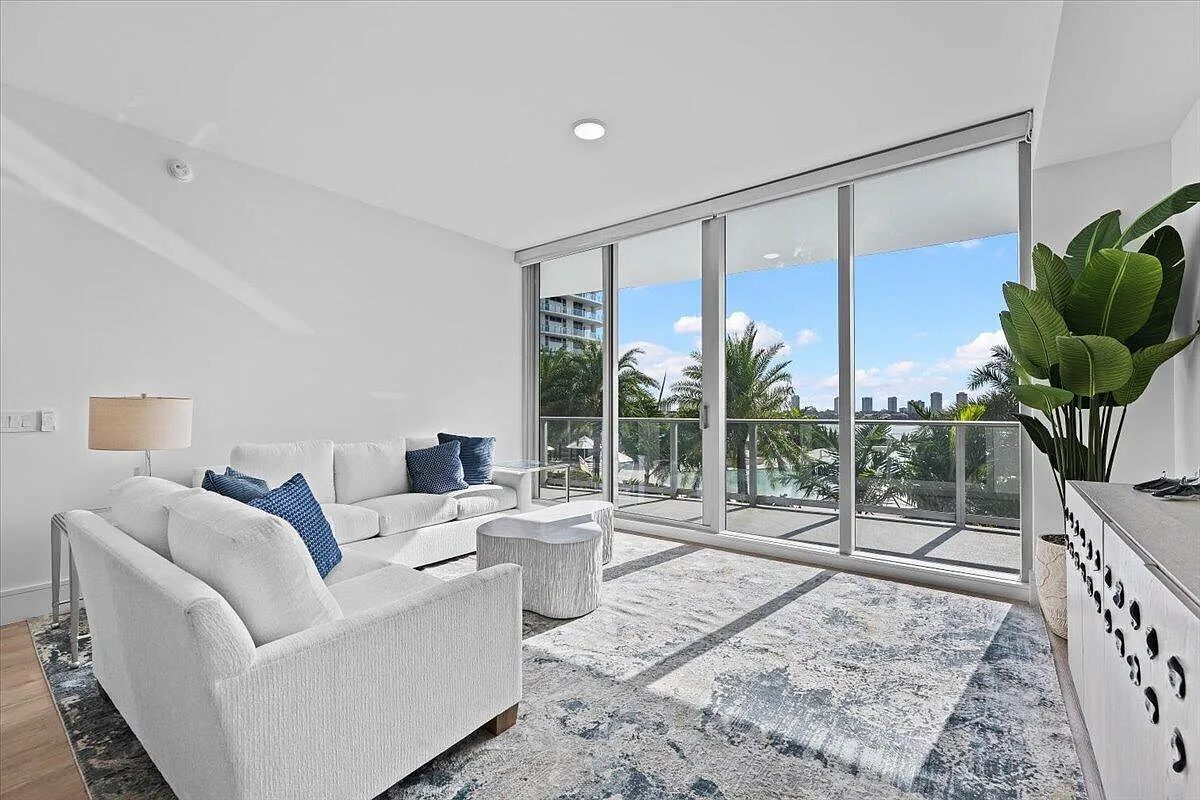 Nautilus 220 Condominium — Photo 2