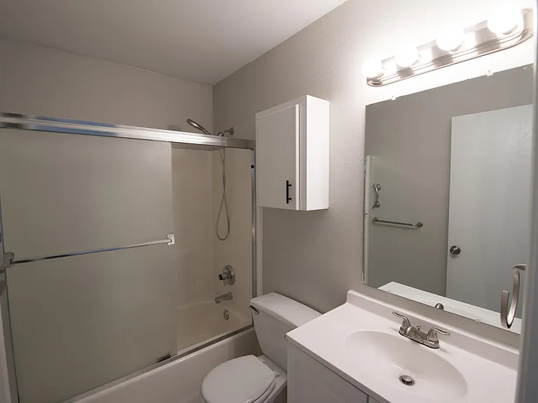 Upper 1.0 bathroom with brand new vanity.