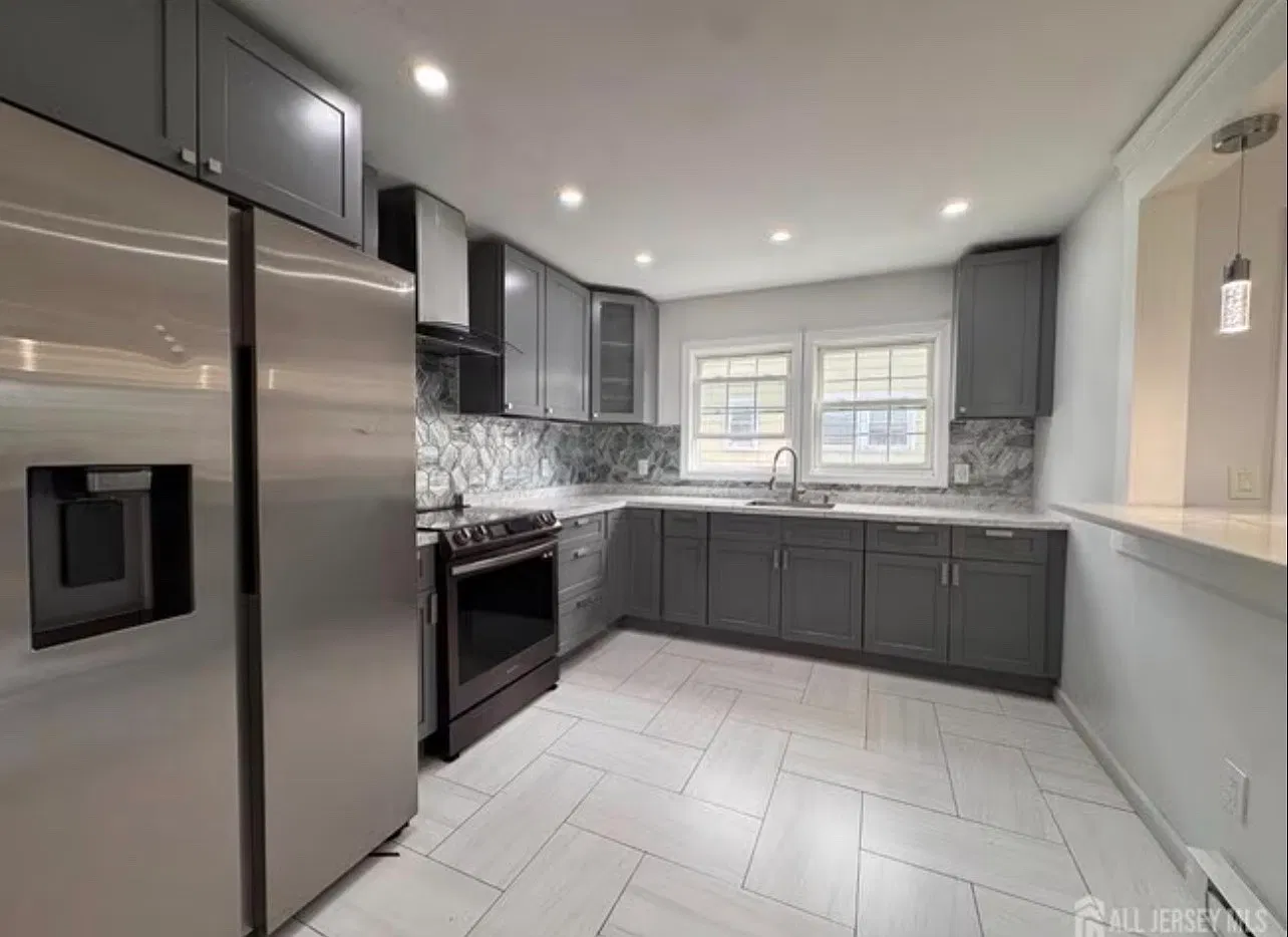 3 bed, 100 sqft, $2,950 — Photo 3