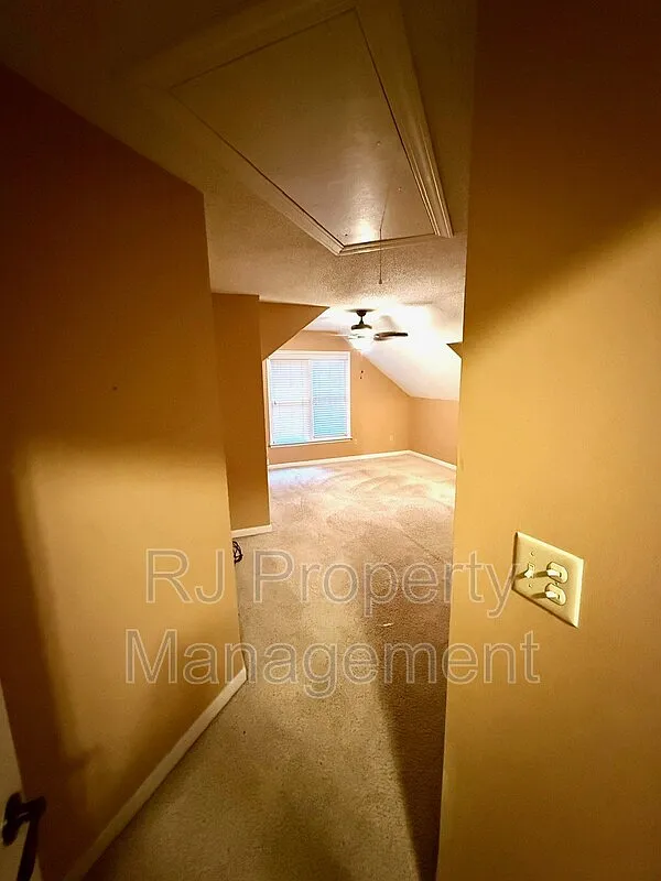 5 bed, 3.0 bath, 2829 sqft, $3,000 — Photo 3