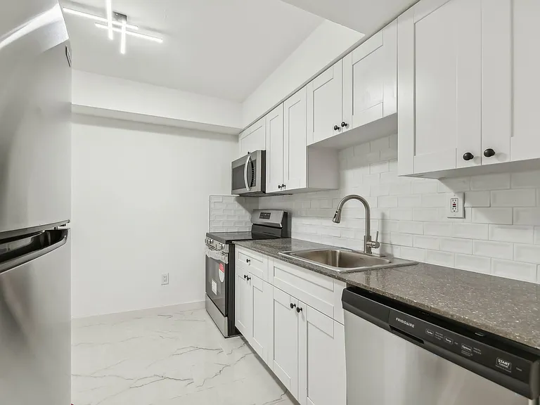 The Oaks Apartments — Photo 8