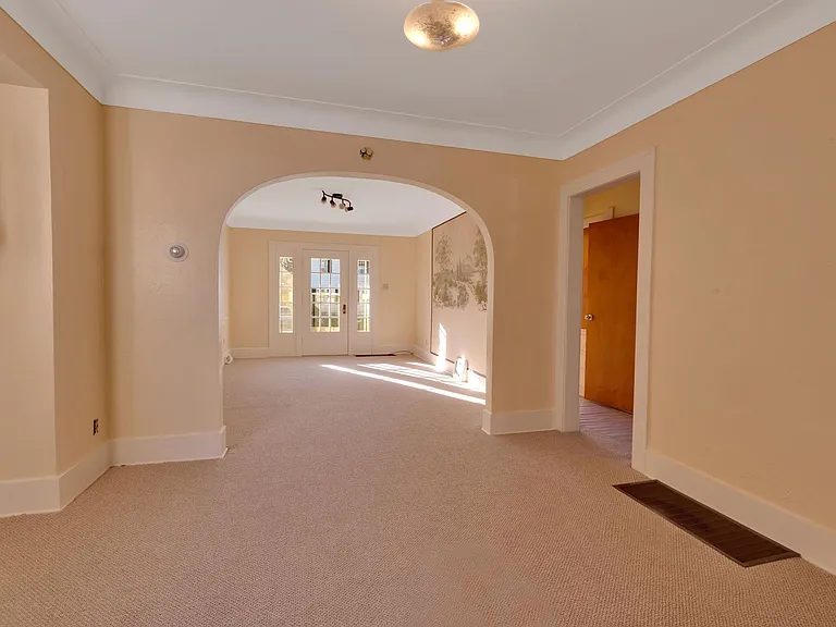 1716 Mansfield Rd — Photo 2