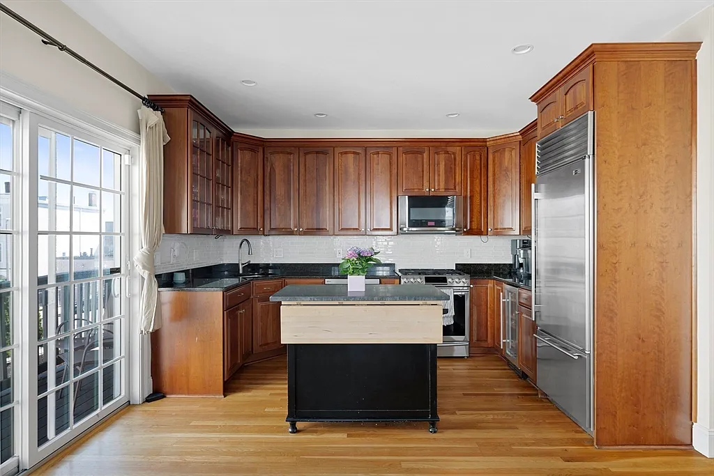Building Photo - 402 E 3rd St #1