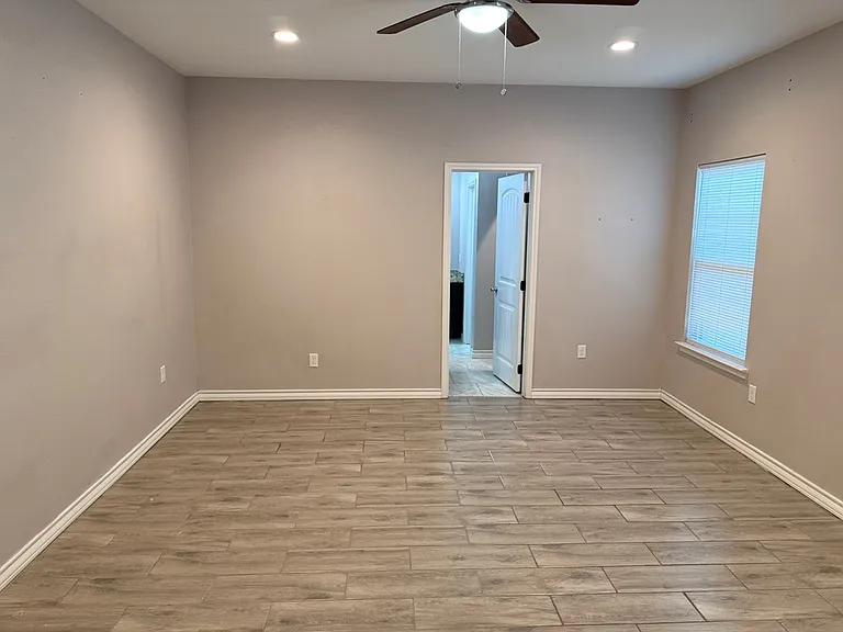 302 N Carver — Photo 13