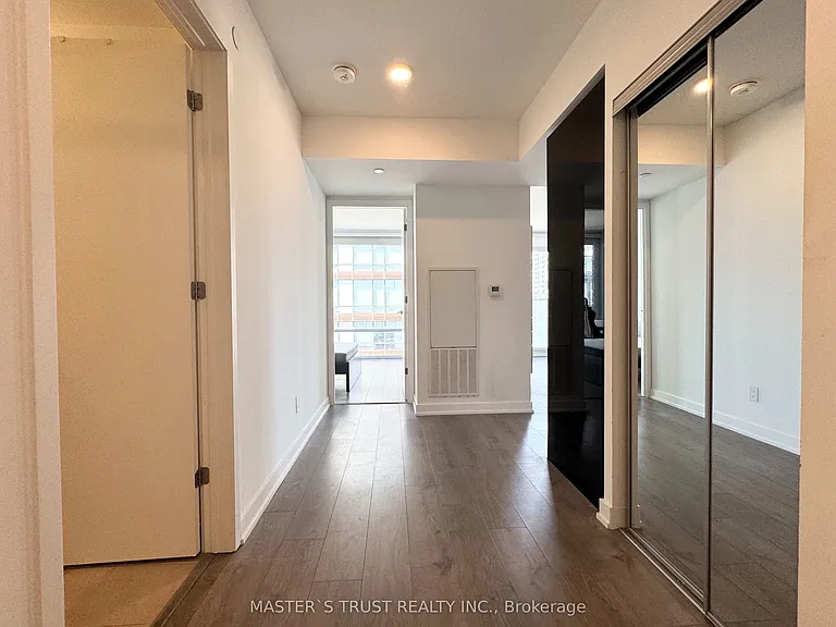501 Yonge St #2105 — Photo 17