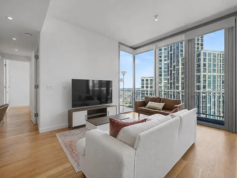 430 Albee Sq #28B — Photo 2
