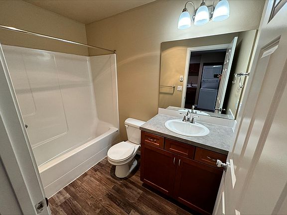 4th image of 672 Hansen St SE #B