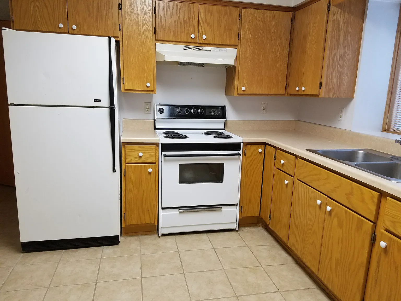 2 bed, $910 — Photo 2