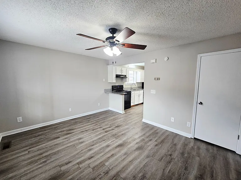 Country Shores Apartments — Photo 22
