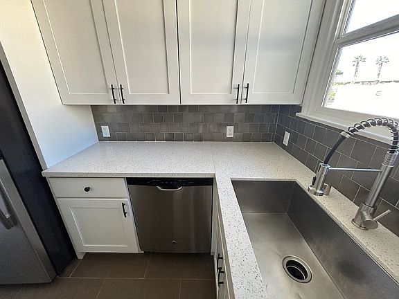 5th image of 1211 Berkeley St APT 12