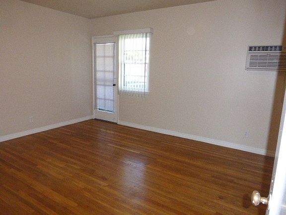 4th image of 993 S Marengo Ave