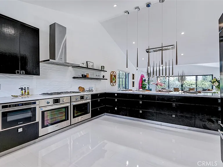 832 N Oceanbluff Ave — Photo 11