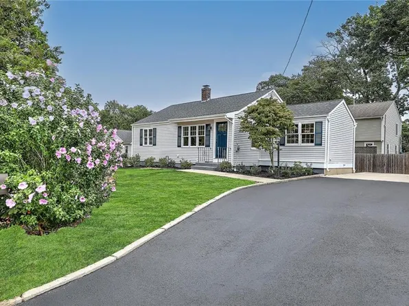 2 Smith Ave, Barrington, RI 02806