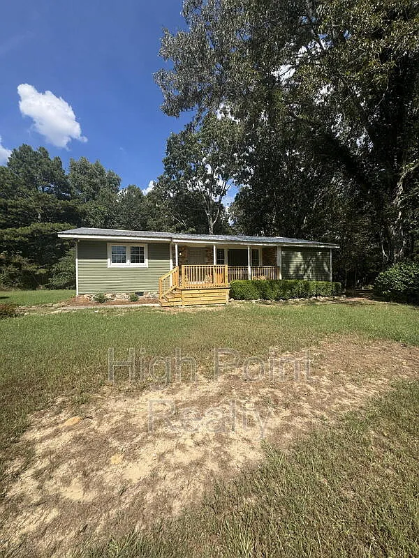 3 bed, 2.0 bath, 1300 sqft, $2,000 — Photo 1