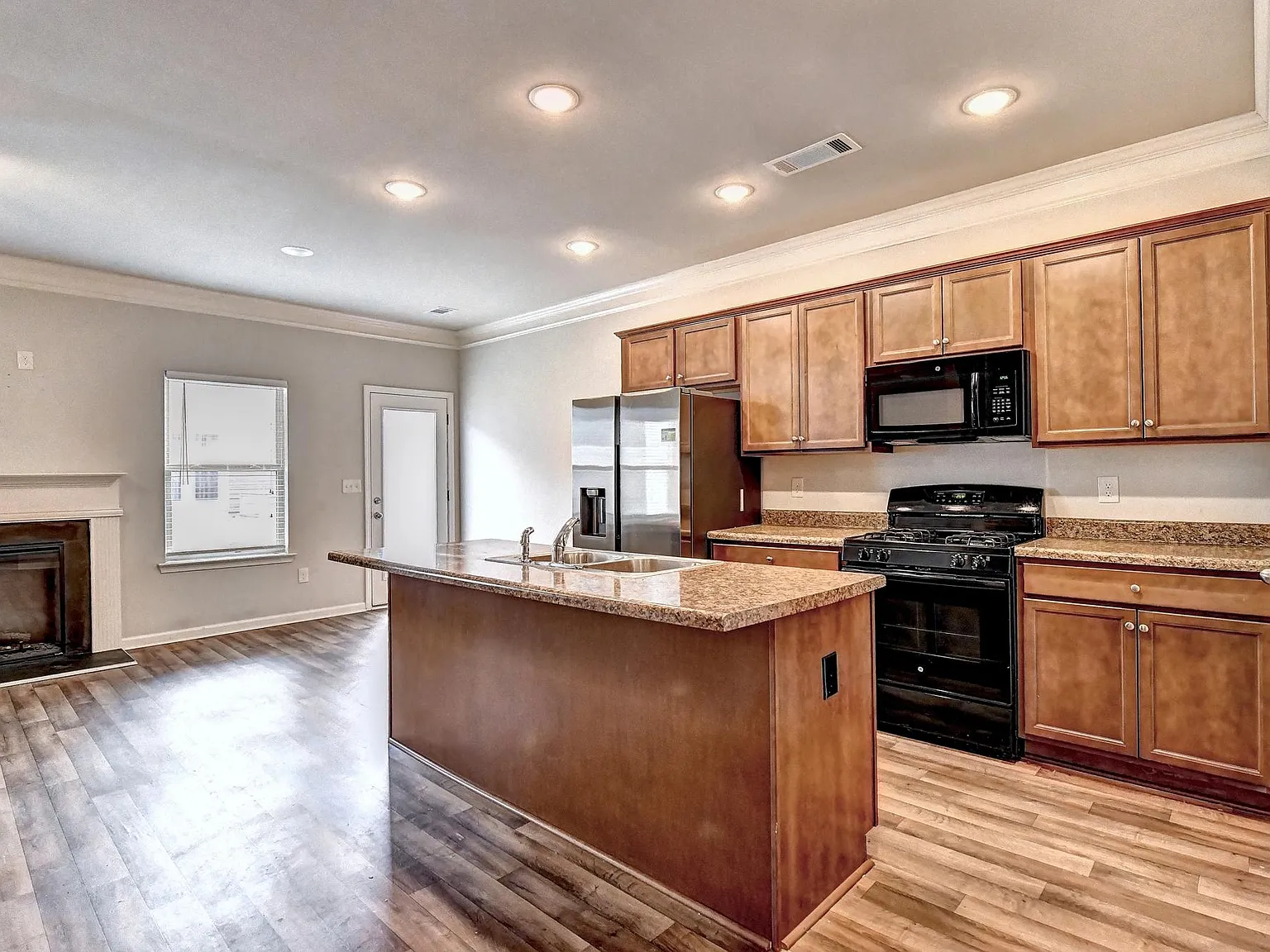 3 bed, 1451 sqft, $1,745 — Photo 2