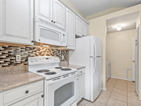 11802 Hickory Garden Dr, Balch Springs, TX 75180