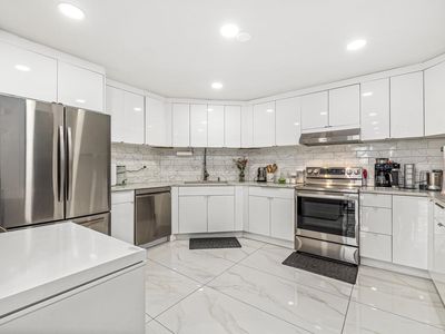 427 Harmon Cove Tower #427, Secaucus, NJ, 07094