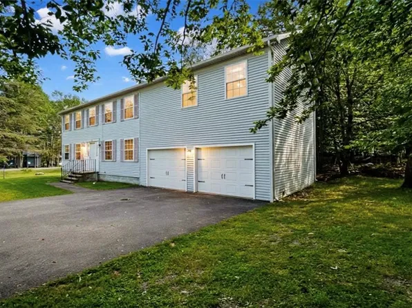 1226 Country Place Dr, Tobyhanna, PA 18466