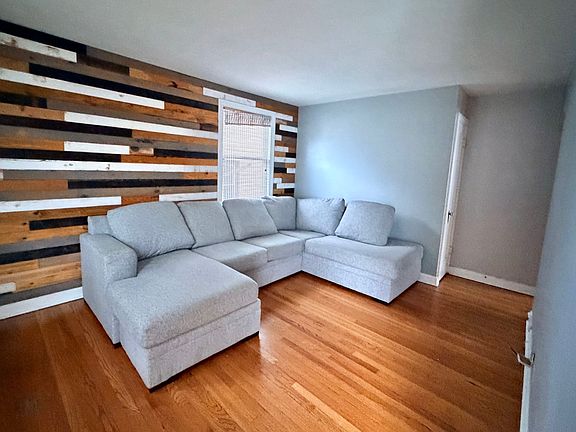 4th image of 10806 S Whipple St