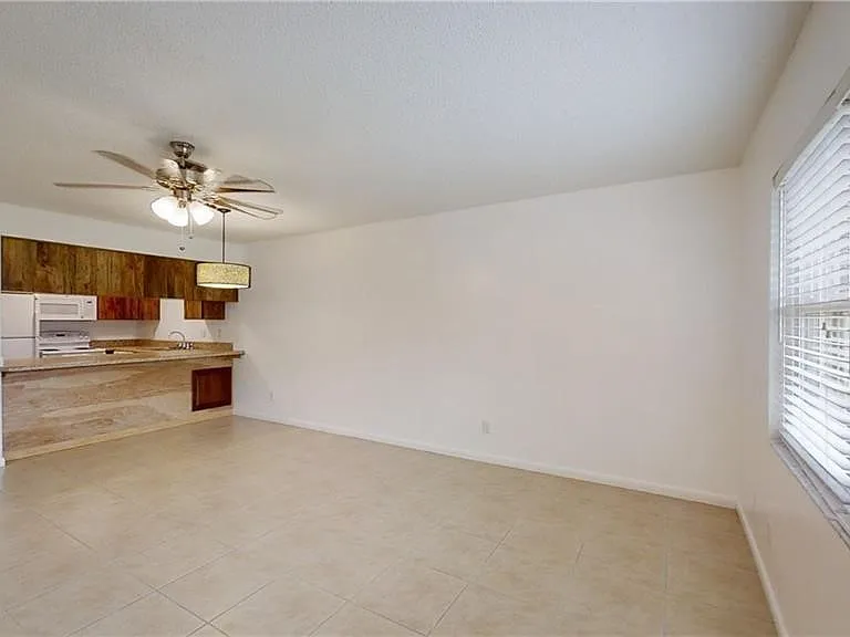 2303 NE 6th St #3 — Photo 7