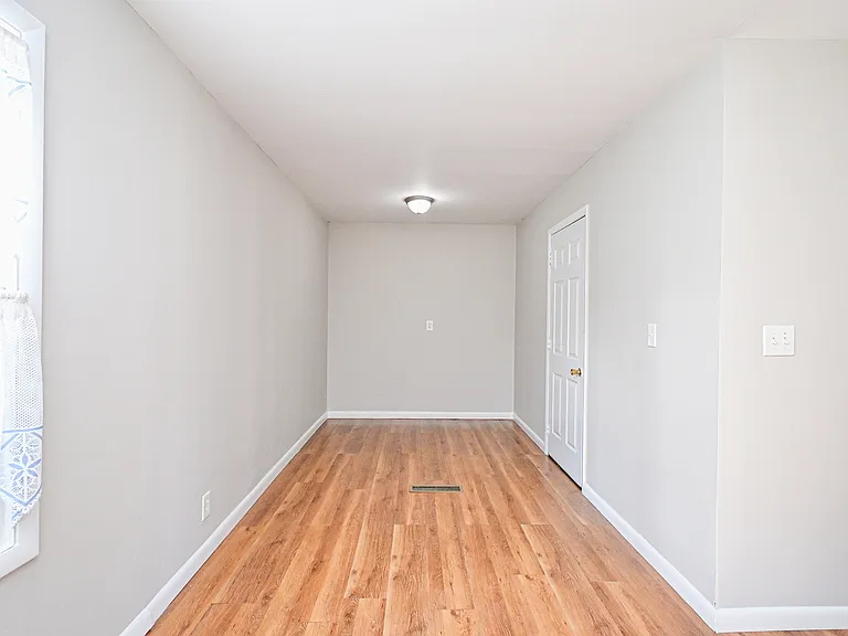 647 Bellaire Ct — Photo 9