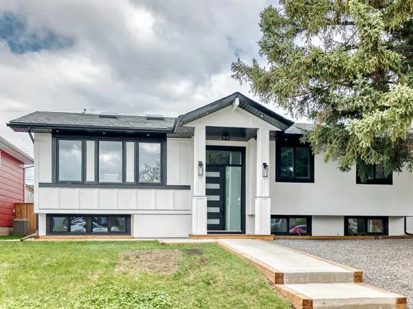 1115 E Lake Wapta Rd SE, Calgary, AB T2J 2P3